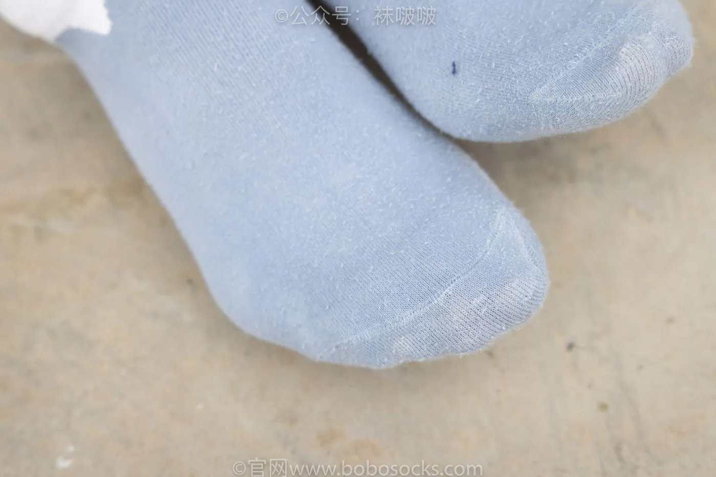 [BoBoSocks袜啵啵]NO.020 熊熊-NB运动鞋、蓝色短棉袜（踩脏）、裸足 [150P]插图2